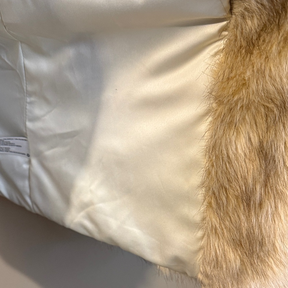 Universal Thread Cream Faux Fur Vest - Picture 5 of 6